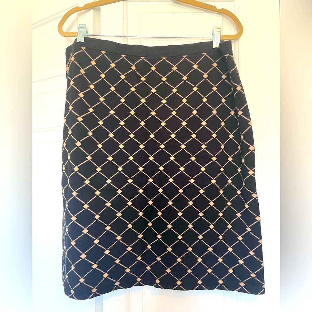 Ann Taylor black and tan patterned skirt.
